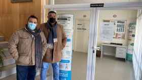 Dos representantes del PP a la entrada del consultorio médico de Yuncler (Toledo).