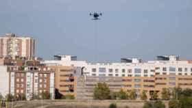 Imagen de archivo de un dron sobrevolando el aeródromo de Cuatro Vientos, en Madrid.