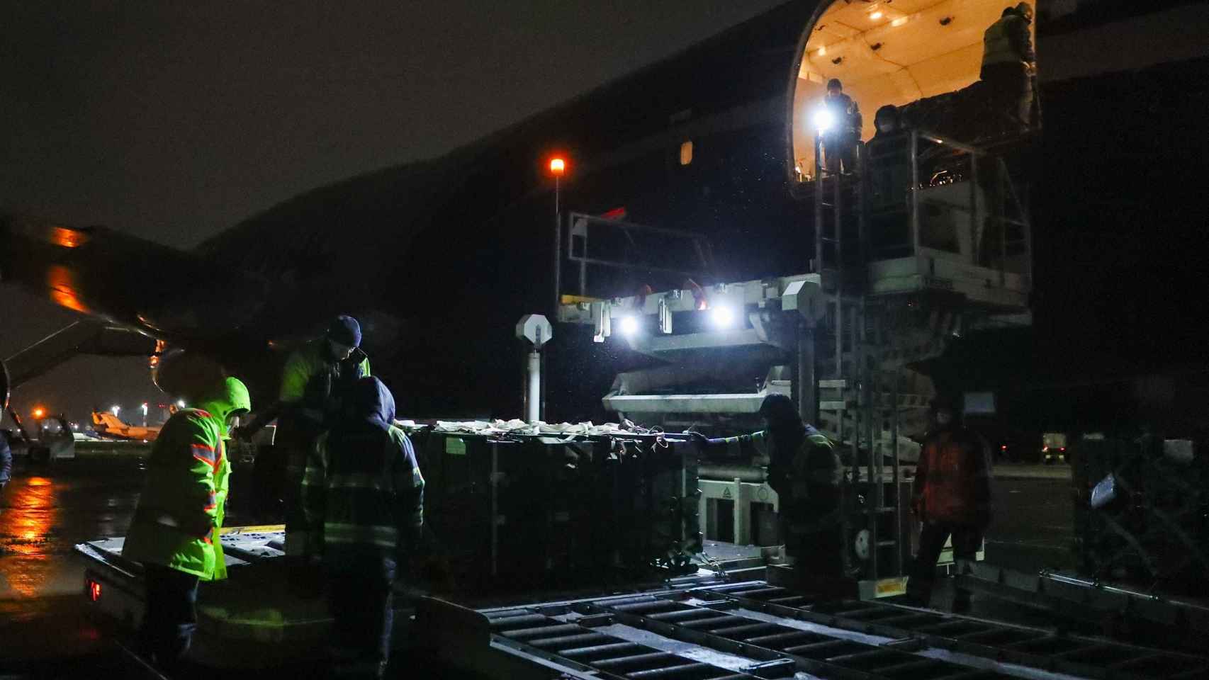 El cargamento estadounidense siendo descargado en el aeropuerto de Kiev este sábado.