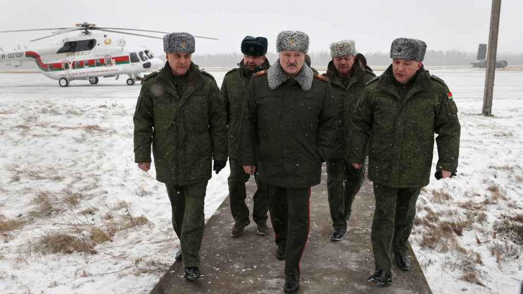 Lukashenko llega a la inspección de unas instalaciones militares en Bielorrusia.