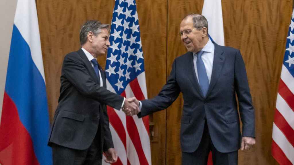 Antony Blinken y Sergey Lavrov se saludan en su encuentro en Ginebra
