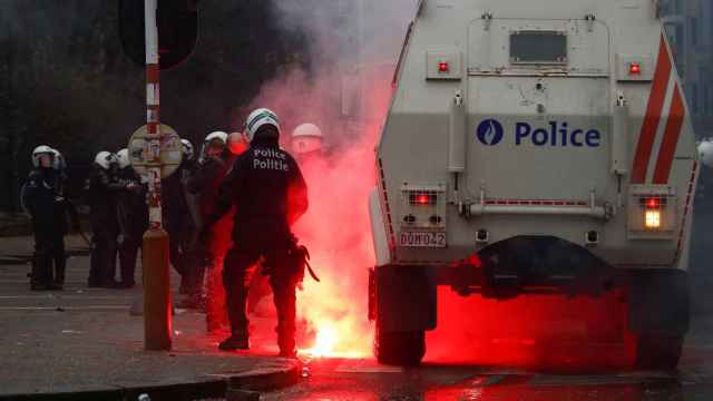 Agentes de policía durante los disturbios en la manifestación de Bruselas.