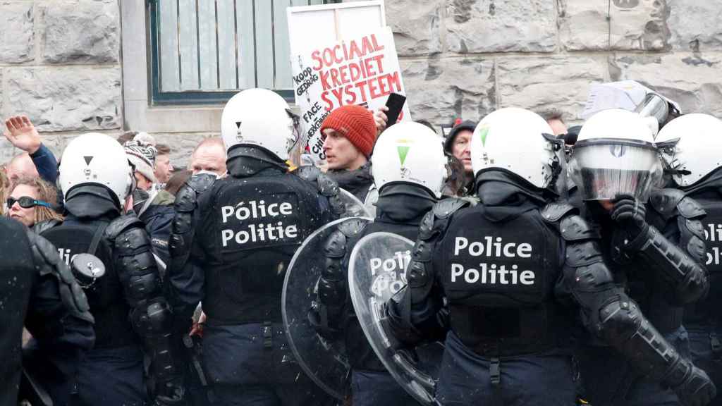 Manifestantes y policía en Bruselas.