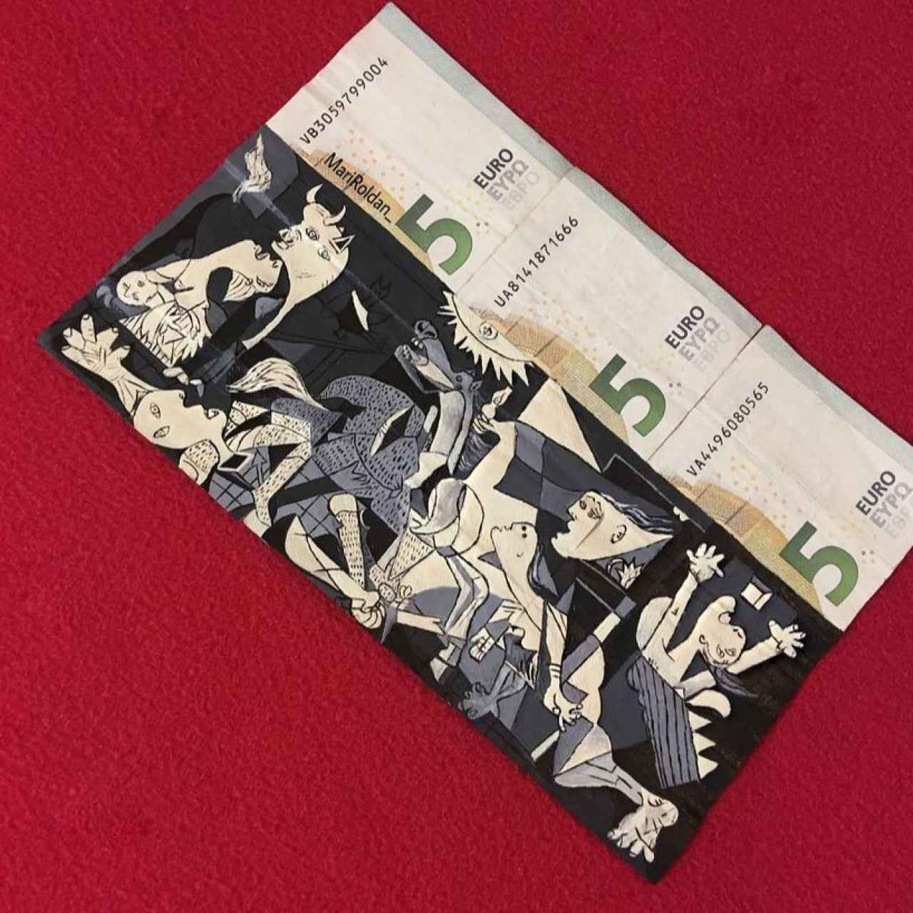 La adaptación del Guernica de Mari Roldán en tres billetes de cinco euros.