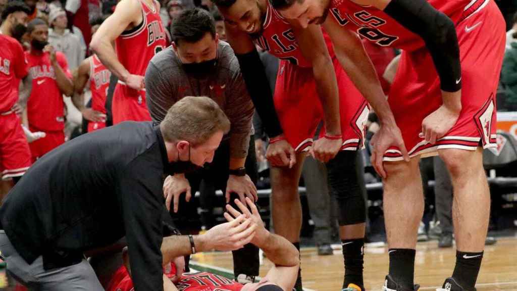 Alex Caruso siendo atendido por los médicos de los Chicago Bulls