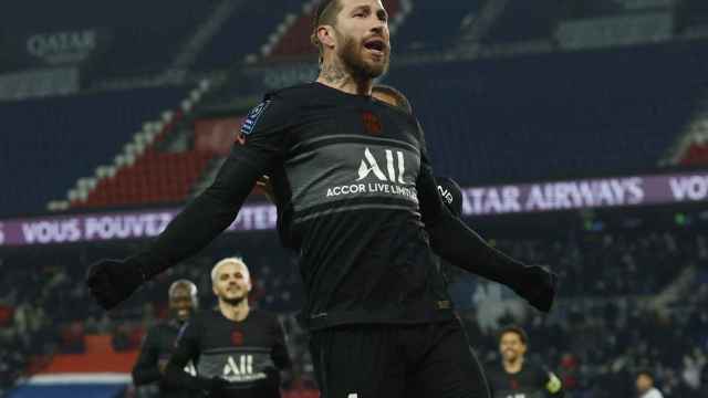 Sergio Ramos celebra su primer gol con el PSG