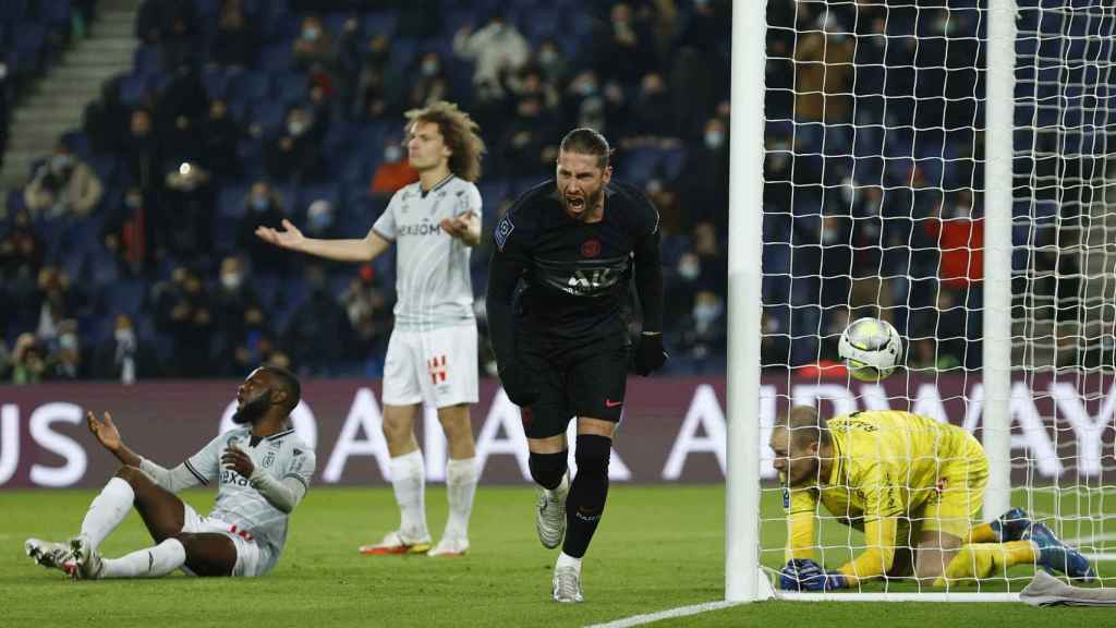Sergio Ramos grita de alegría tras marcar su primer gol con el PSG