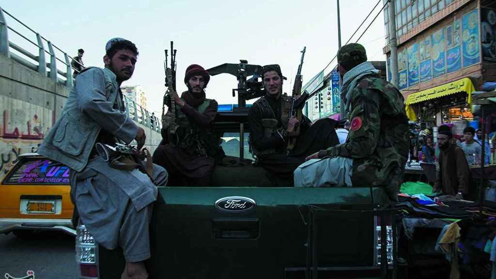 Un grupo de talibanes patrulla Kabul tras la toma de la capital afgana