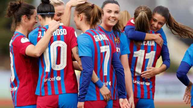 Piña de las jugadoras del Barcelona Femenino para celebrar el gol de Caroline Graham Hansen