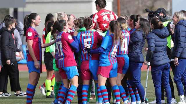 Manteo de las jugadoras del Barcelona Femenino a Virginia Torrecilla