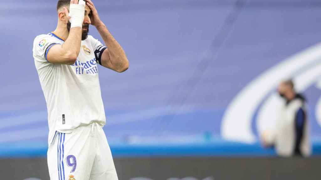 Karim Benzema se lamenta tras fallar un penalti ante el Elche
