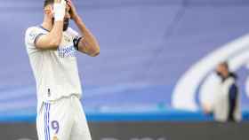 Karim Benzema se lamenta tras fallar un penalti ante el Elche