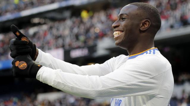 Ferland Mendy hace un gesto de agradecimiento a un compañero tras una clara ocasión del Real Madrid