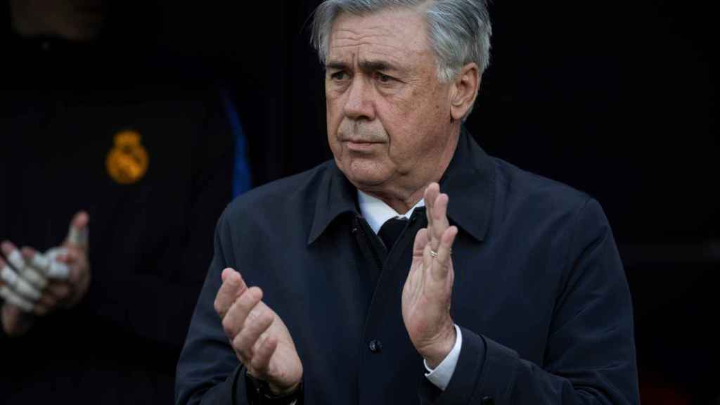 Carlo Ancelotti aplaude visiblemente emocionado en el homenaje a Paco Gento