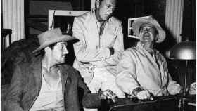 Gary Cooper visita a John Wayne (ante la presencia de Dean Martin) durante el rodaje de 'Río Bravo', de Howard Hawks (1959)