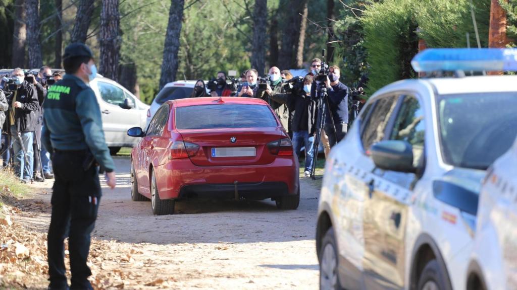 La Guardia Civil saca el BMW rojo del detenido en Traspinedo. / Leticia Pérez ICAL.