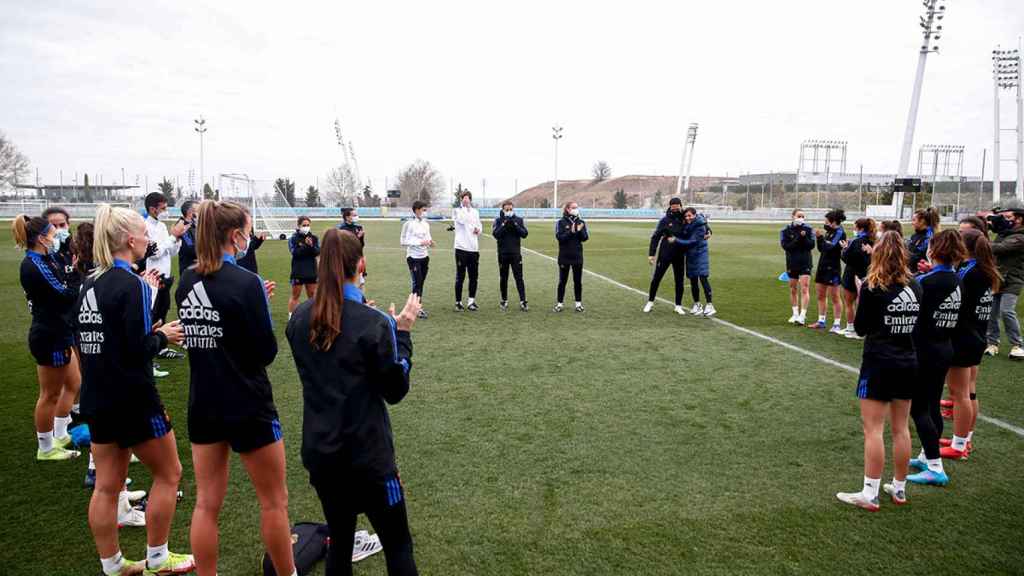 Marta Corredera da la noticia a sus compañeras en el entrenamiento del Real Madrid Femenino.