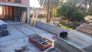 Vecinos de Sant Joan piden que se paralicen una obras porque dejan sus viviendas "enterradas"