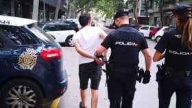 Agentes de la Policía Nacional de Burgos con el detenido