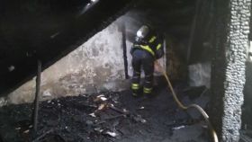 Un bombero acaba con las llamas dentro del inmuble