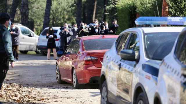 La Guardia Civil saca el BMW rojo del detenido en Traspinedo.  / Leticia Pérez  ICAL.