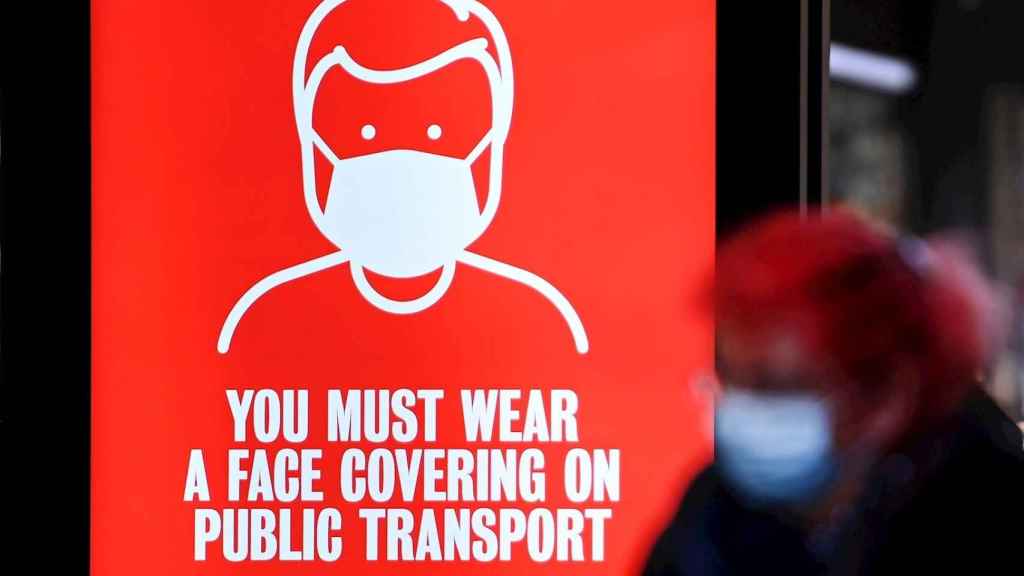 Un cartel recuerda el uso de la mascarilla en Londres. EFE/EPA/Andy Rain.