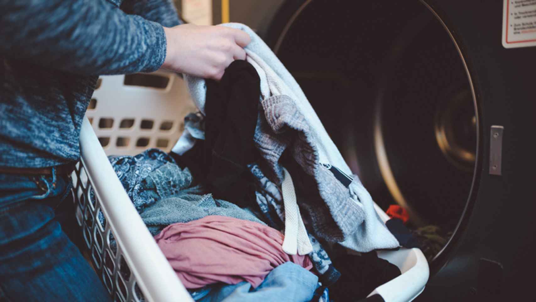 Qué pasa si dejas la ropa mojada muchas horas en la lavadora?