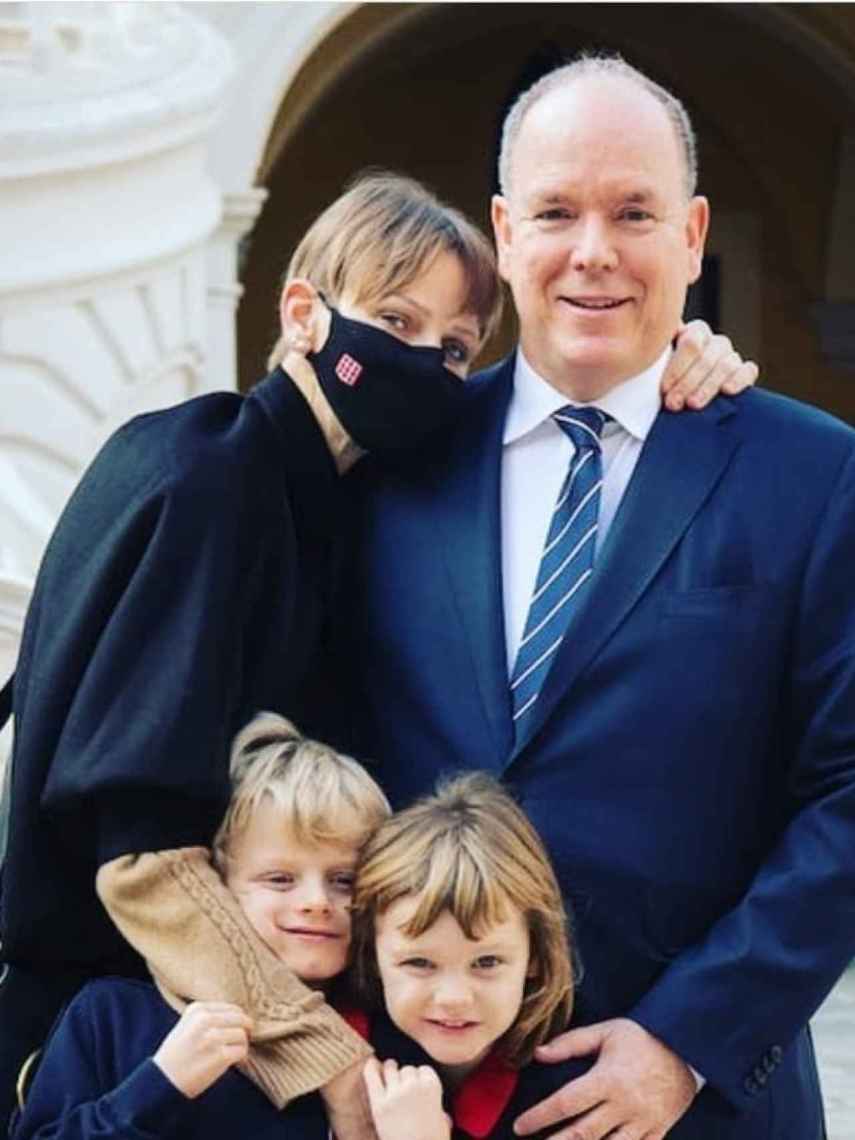Charlène junto al príncipe Alberto y sus hijos, Jacques y Gabriella, en su regreso a Mónaco.