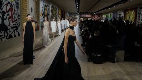 Pasarela de bordados y armonía en la Alta Costura de Dior