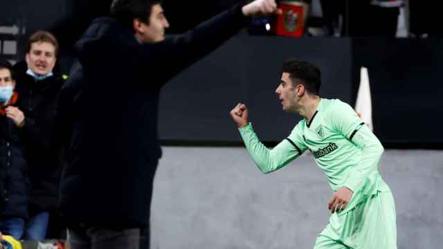 Nico Serrano celebra su gol al Rayo Vallecano.