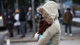 Una mujer se protege del frío al salir a la calle