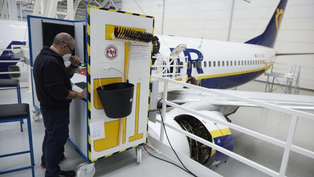 Un trabajador del hangar de Ryanair en Sevilla.