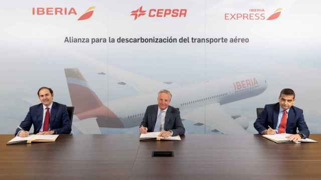 Cepsa y el Grupo Iberia se alían para descarbonizar a gran escala el transporte aéreo con biocombustibles