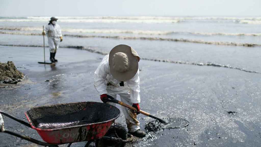 El Gobierno de Perú busca culpables por no haber evitado el derrame de petróleo de una refinería de Repsol