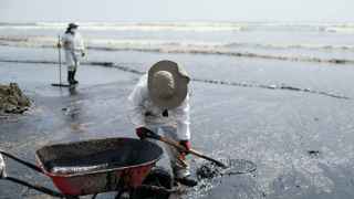 Perú trata de culpar a Repsol por no haber evitado el derrame de petróleo de una refinería frente a sus costas