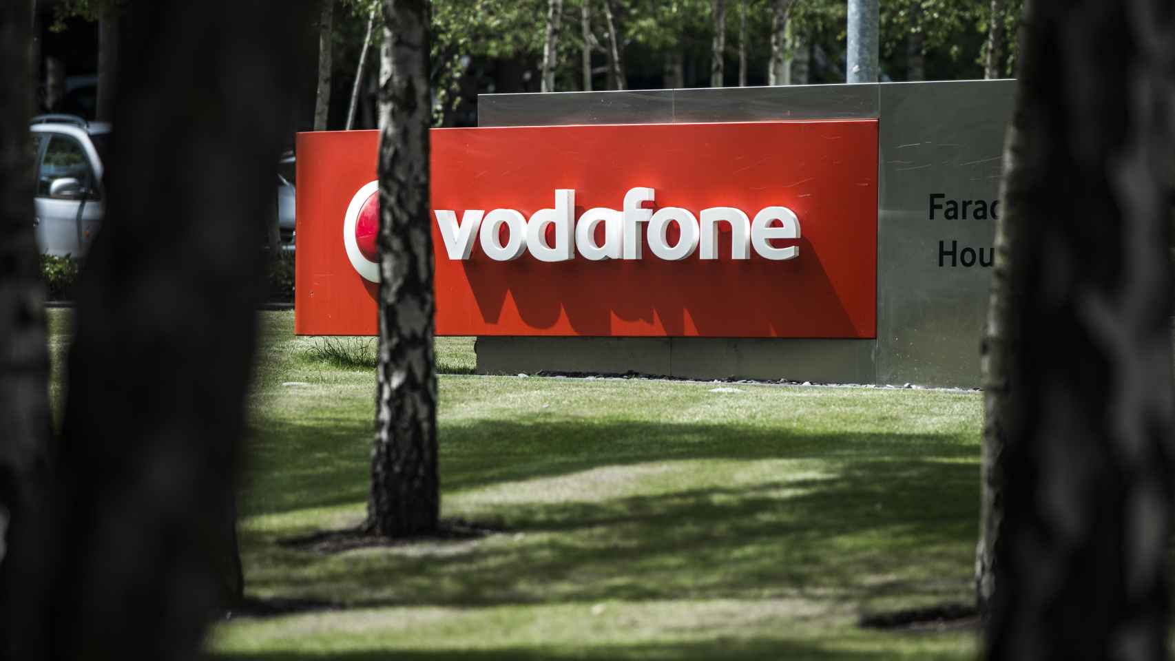 Logo de Vodafone Group en sus oficinas de Reino Unido.