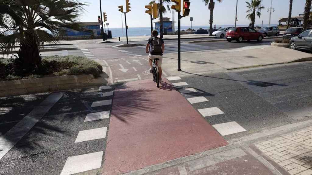 Un ciclista pasa por uno de los carriles bici creados en Málaga.