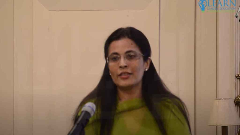 Fotograma de la jueza Ayesha Malik durante una conferencia de 2018 sobre la Violencia Contra la Mujer.