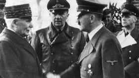 Hitler le da la mano a Pétain en la Francia de 1940.