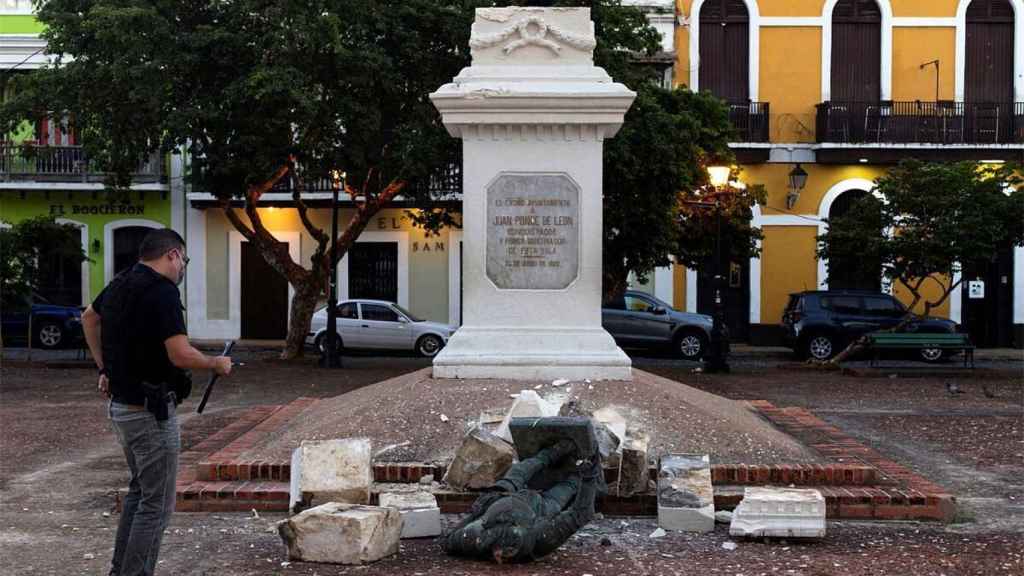 La estatua derriba del conquistador Juan Ponce de León en Puerto Rico.