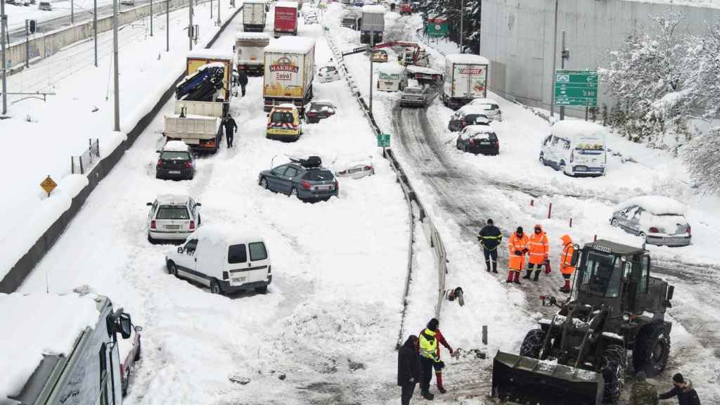 Miles de conductores se han visto sorprendidos por la nieve en las autopistas de Grecia.