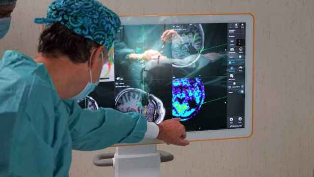 El neurocirujano Ricardo Díez Valle planificando la cirugía craneal con el neuronavegador Brainlab.