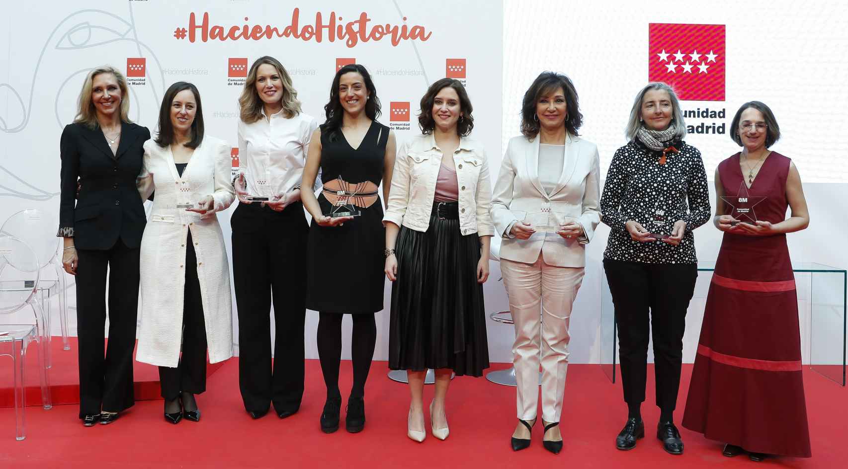 La ganadera, una de las premiadas por la Comunidad de Madrid en el Día de la Mujer, posa con la presidenta Isabel Díaz-Ayuso y las otras galardonadas, el 6 de marzo de 2020.