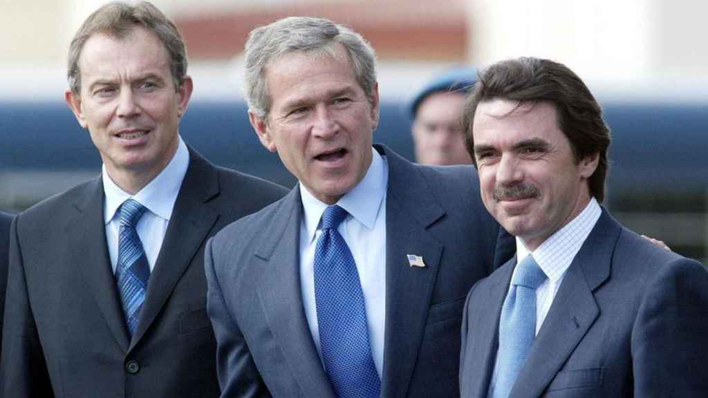 Tony Blair, George Bush y José María Aznar, tras su reunión en las Azores.