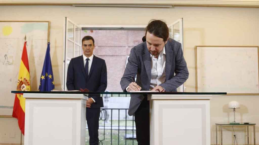 Firma del acuerdo entre Pedro Sánchez y Pablo Iglesias.