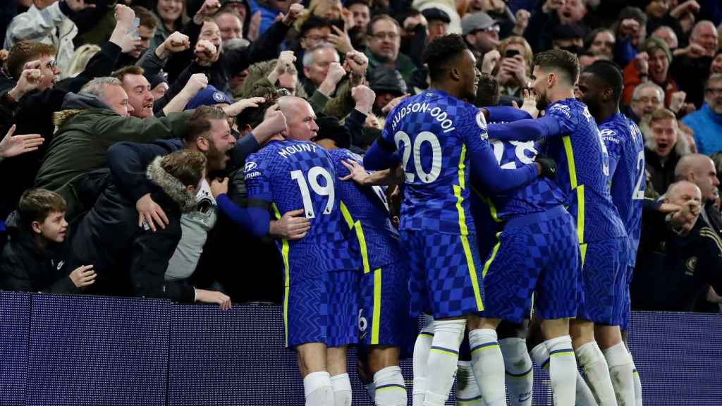 Los jugadores del Chelsea celebran un gol con su afición