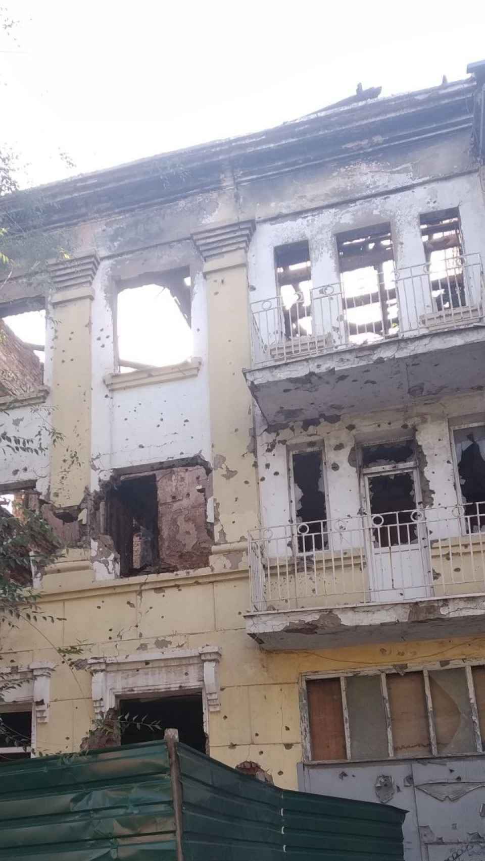 Imagen de un edificio destrozado por los bombardeos y la metralla.
