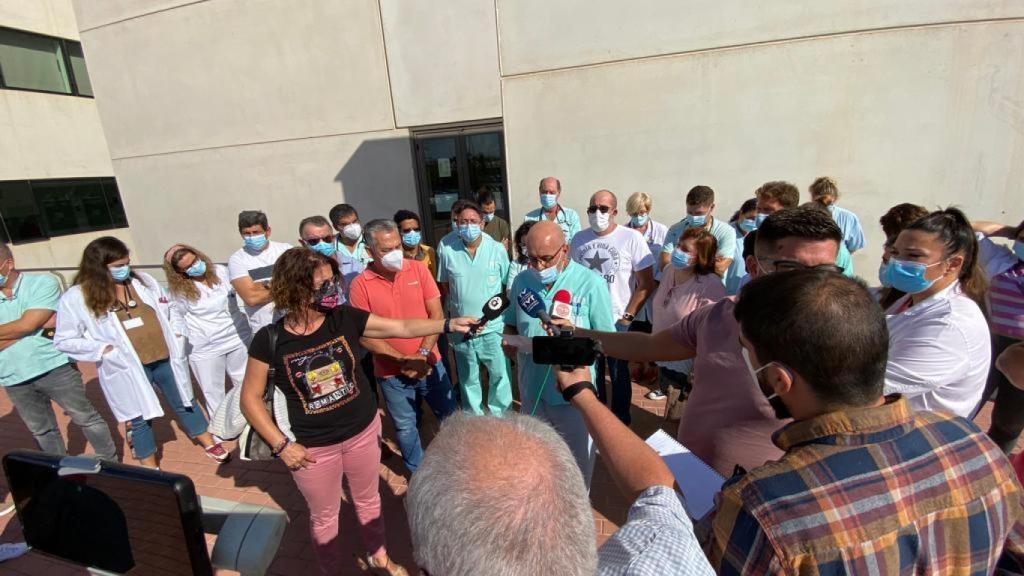 Una de las manifestaciones de médicos delante del hospital ante la reversión.