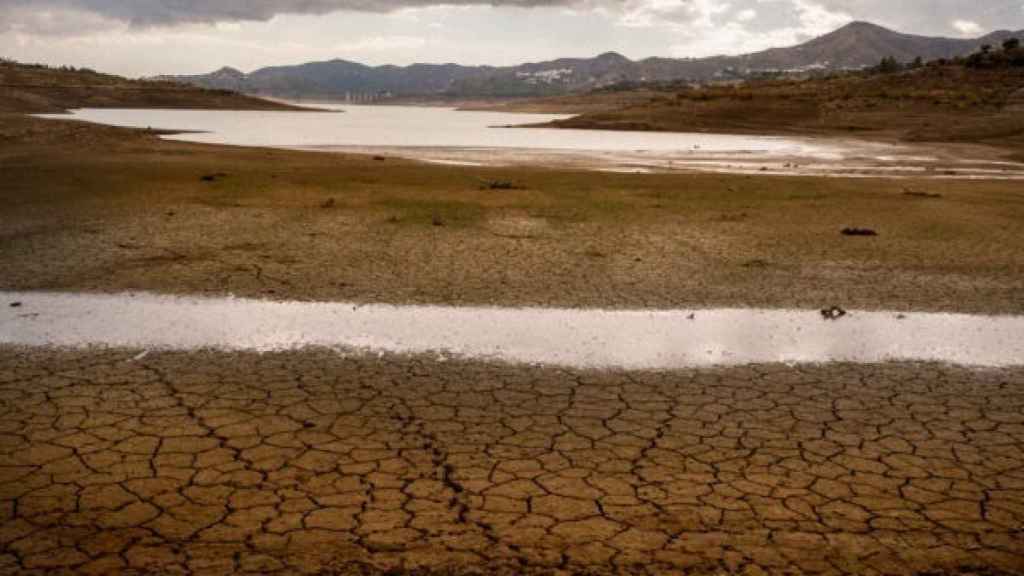 Tierra agrietada por la sequía.