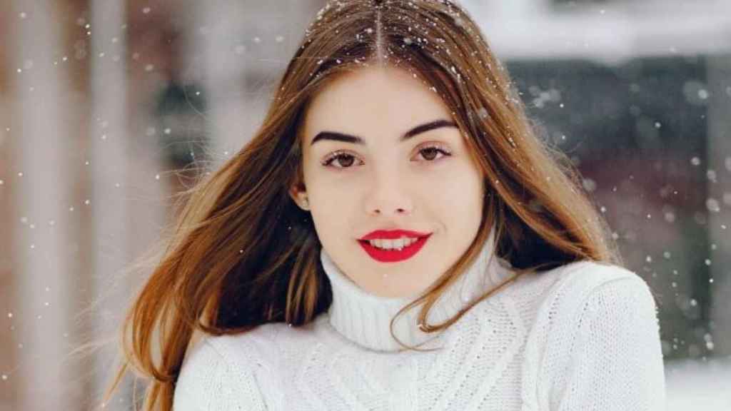 Una modelo luciendo su cabello en plena nevada.